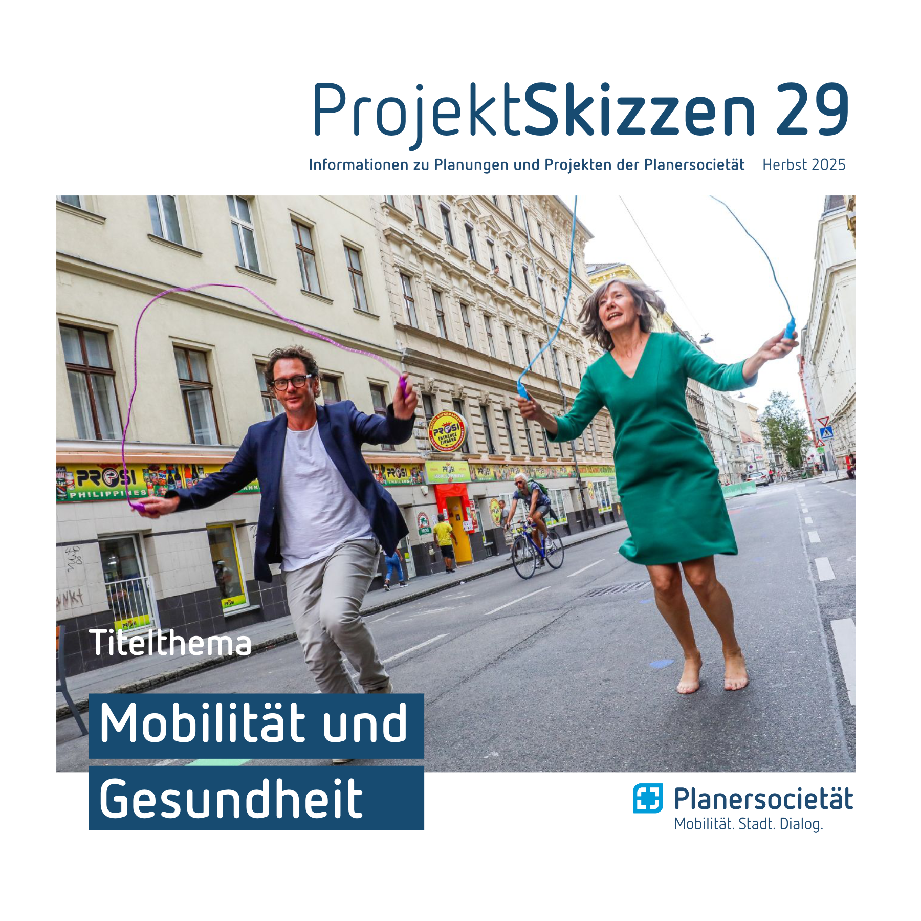 Im Maß leicht veränderte Titelseite der ProjektSkizzen, Ausgabe 29, mit Titelthema Mobilität und Gesundheit. Im Zentrum ein Bild mit einer frau und einem Mann, die auf einer Straße (ohne Autos) Seil springen..